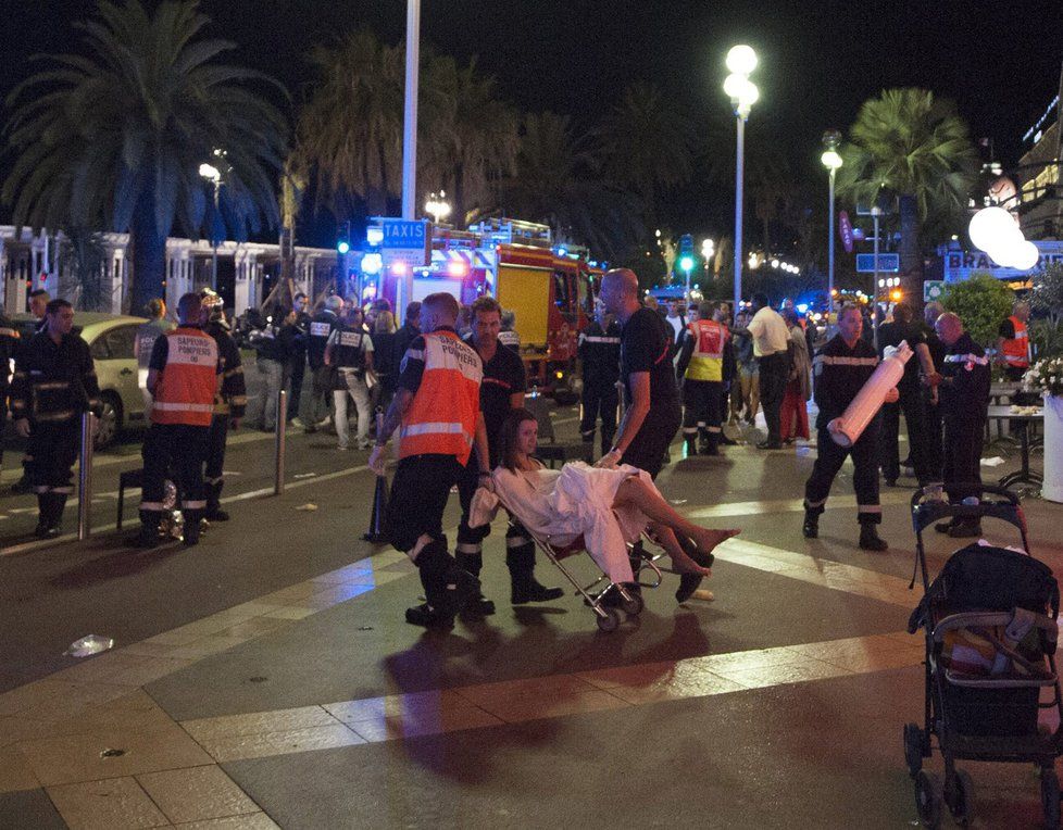 Krvavý teror ve francouzském Nice: Terorista vraždil v dodávce