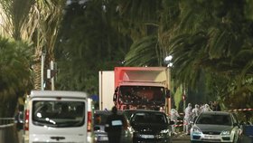 Nejméně 80 mrtvých si vyžádal útok na pouliční oslavu státního svátku ve francouzském městě Nice.