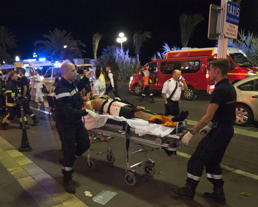 Nejméně 80 mrtvých si vyžádal útok na pouliční oslavu státního svátku ve francouzském městě Nice.