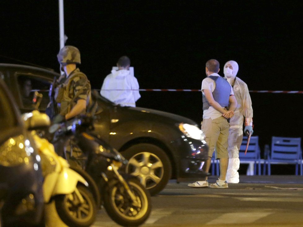 Útočník, u něhož se podle médií našly doklady patřící obyvateli Nice tuniského původu, najel do davu na rušné promenádě nákladním autem.