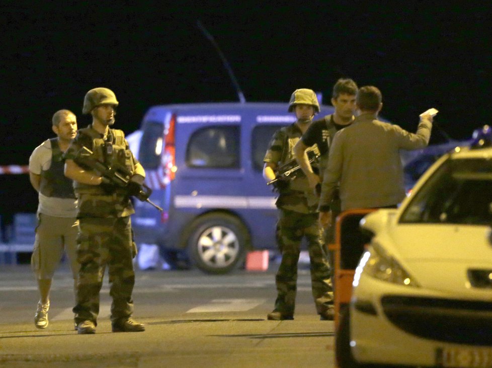 Krvavý teror ve francouzském Nice: Terorista vraždil v dodávce.