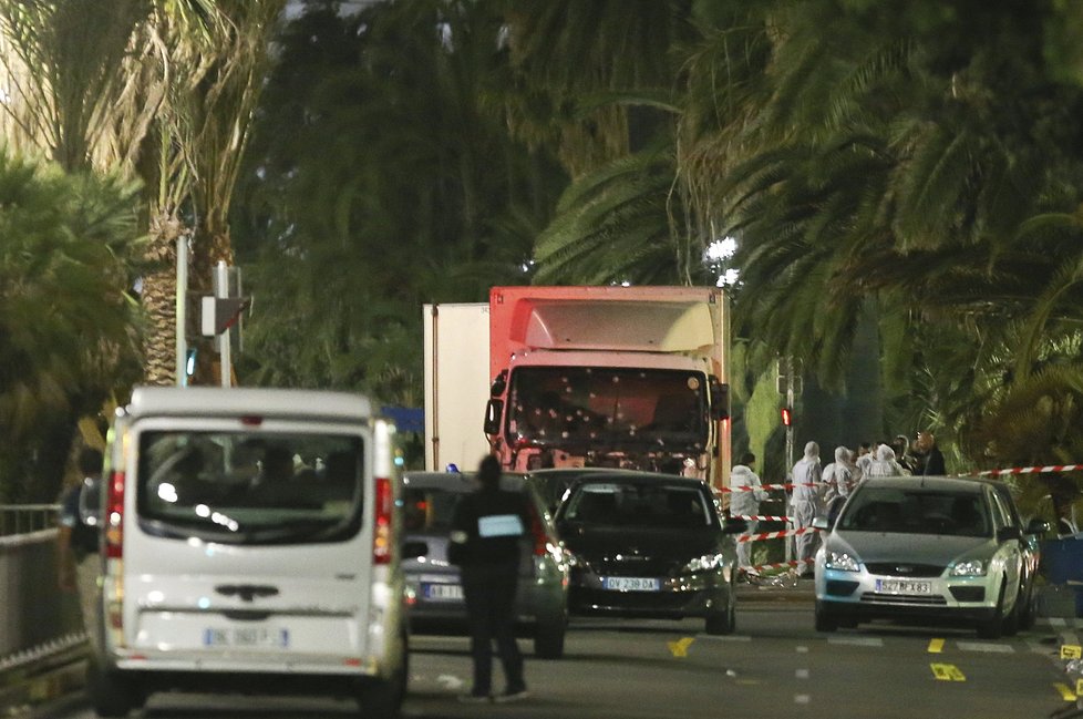 Útočník z Nice komunikoval o útoku online. Teror ve Francii: Náklaďák zabíjel desítky lidí v davu.