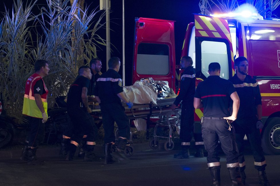 Útočník, u něhož se podle médií našly doklady patřící obyvateli Nice tuniského původu, najel do davu na rušné promenádě nákladním autem.