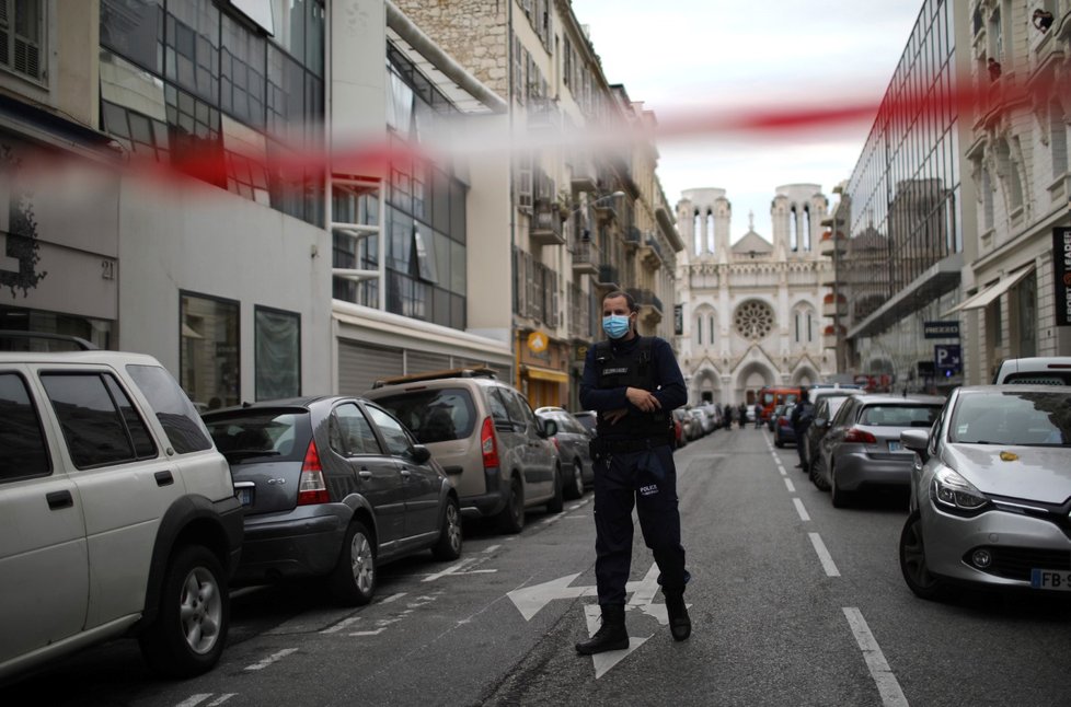 Útok v Nice: Lidé se vydali do ulic kvůli teroristickému činu v kostele (29. 10. 2020).
