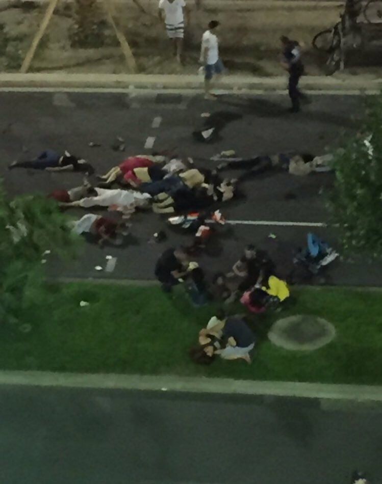 Nákladní auto najelo do davu v Nice, zemřelo nejméně 30 lidí.