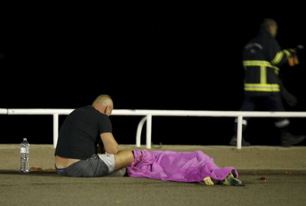 Hackeři využili fotografie útoků z Nice, aby šířili paniku.