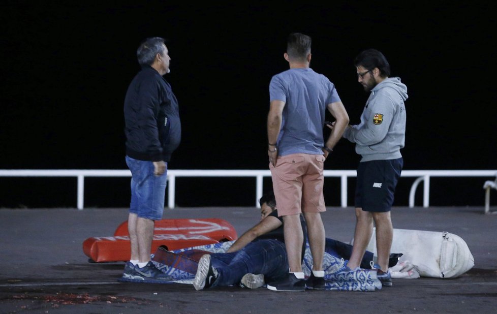 Nákladní auto najelo do davu lidí v Nice, na místě je nejméně 30 mrtvých a 100 zraněných.