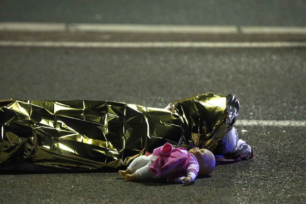 Krvavý teror ve francouzském Nice: Terorista vraždil v dodávce.