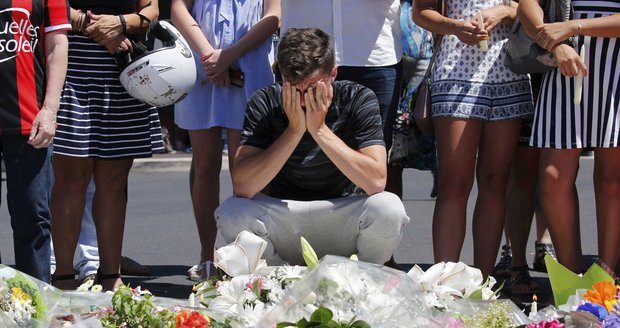 Útok v Nice má 85 obětí, na následky zranění zemřel další muž