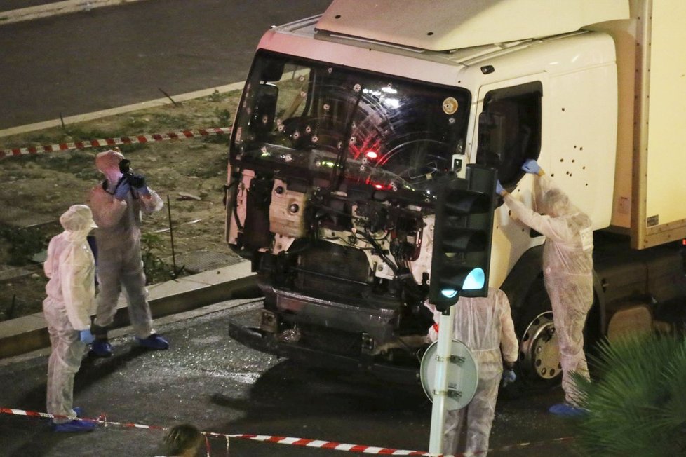 Svět je po teroristickém útoku v Nice opět v šoku.