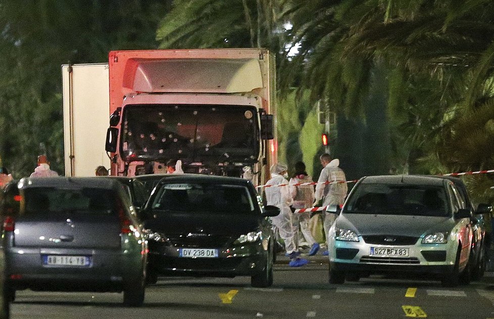 Svět byl po teroristickém útoku v Nice opět v šoku.