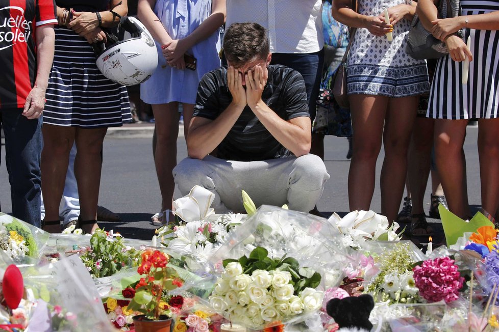 Po čtvrtečním atentátu v Nice jsou lidé stále v šoku.
