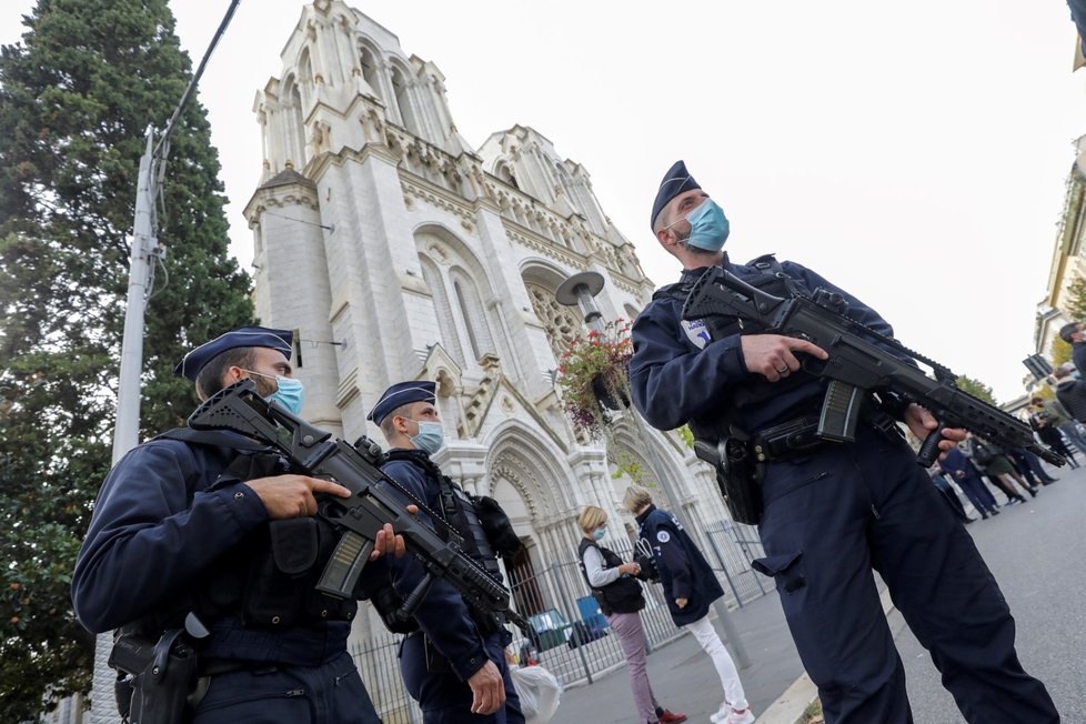 Mladý tuniský migrant vraždil v bazilice Notre Dame v Nice na jihu Francie.