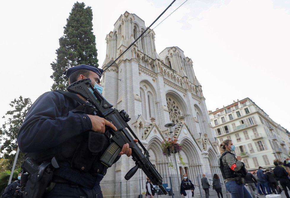 Mladý tuniský migrant vraždil v bazilice Notre Dame v Nice na jihu Francie.