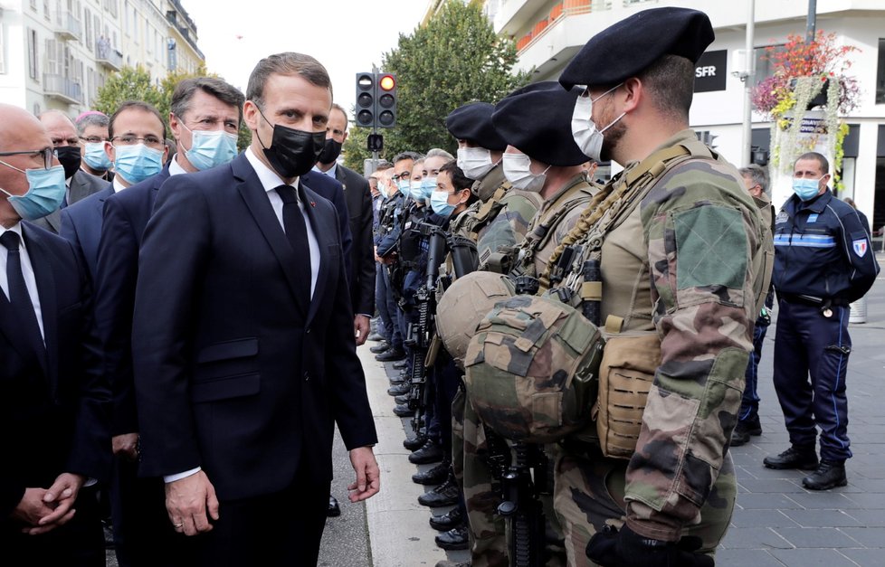 Mladý tuniský migrant vraždil v bazilice Notre-Dame v Nice na jihu Francie.