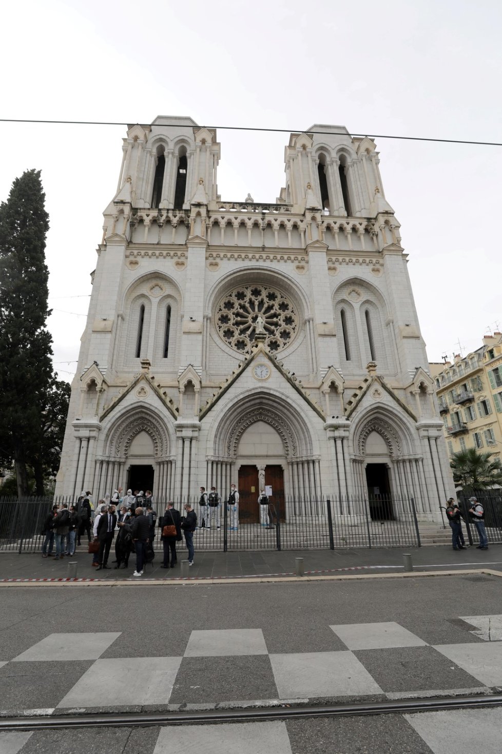 Mladý tuniský migrant vraždil v bazilice Notre-Dame v Nice na jihu Francie.