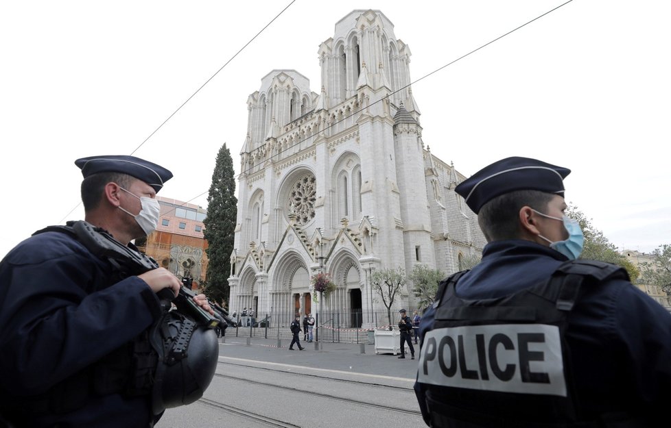 Mladý tuniský migrant vraždil v bazilice Notre-Dame v Nice na jihu Francie.