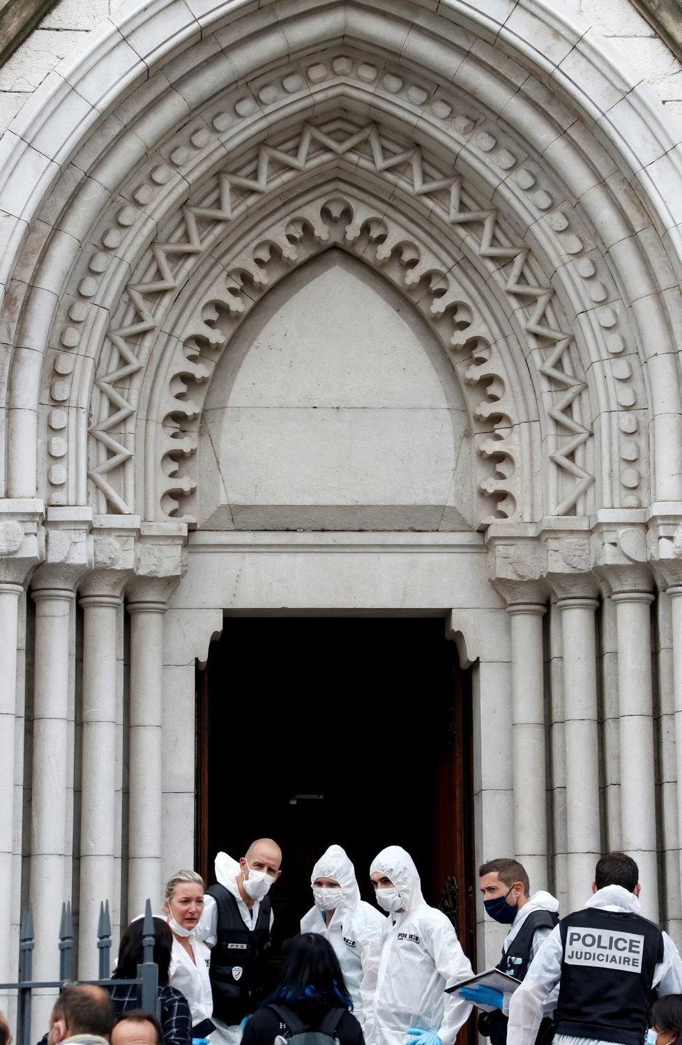 Mladý tuniský migrant vraždil v bazilice Notre Dame v Nice na jihu Francie.