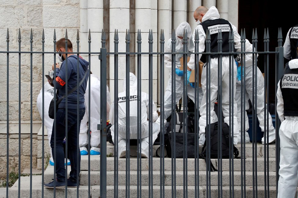 Mladý tuniský migrant vraždil v bazilice Notre-Dame v Nice na jihu Francie.