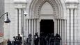 Útočník před kostelem ve francouzském městě Nice zaútočil na několik lidí nožem.