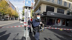 Útočník před kostelem ve francouzském Nice zaútočil na několik lidí nožem.