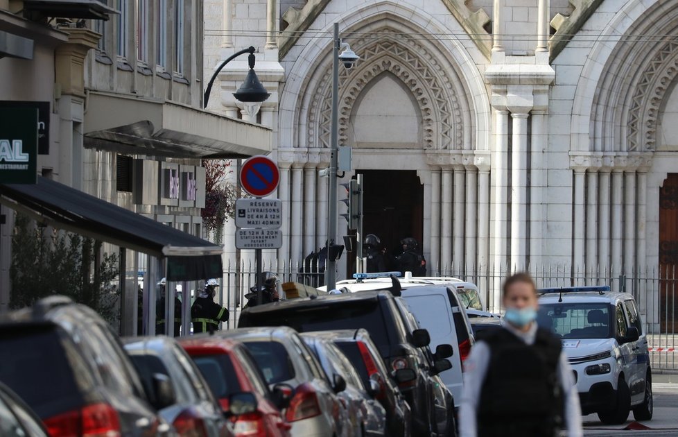 Útočník s nožem zabíjel před kostelem ve francouzském Nice. Jedné z obětí uřízl hlavu.