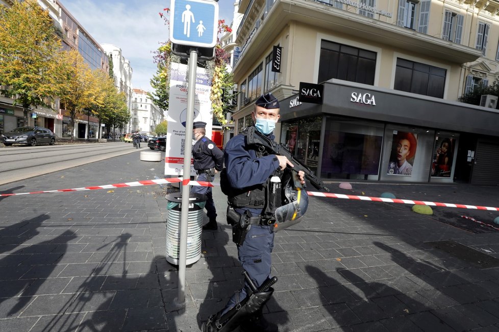 Útočník před kostelem ve francouzském Nice zaútočil na několik lidí nožem.