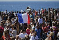 Francie držela minutu ticha za oběti z Nice. Premiéra Vallse dav vypískal