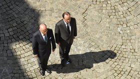 Francouzský prezident Francois Hollande a ministr vnitra Bernard Caneveuze a drželi minutu ticha za oběti čtvrtečního útoku