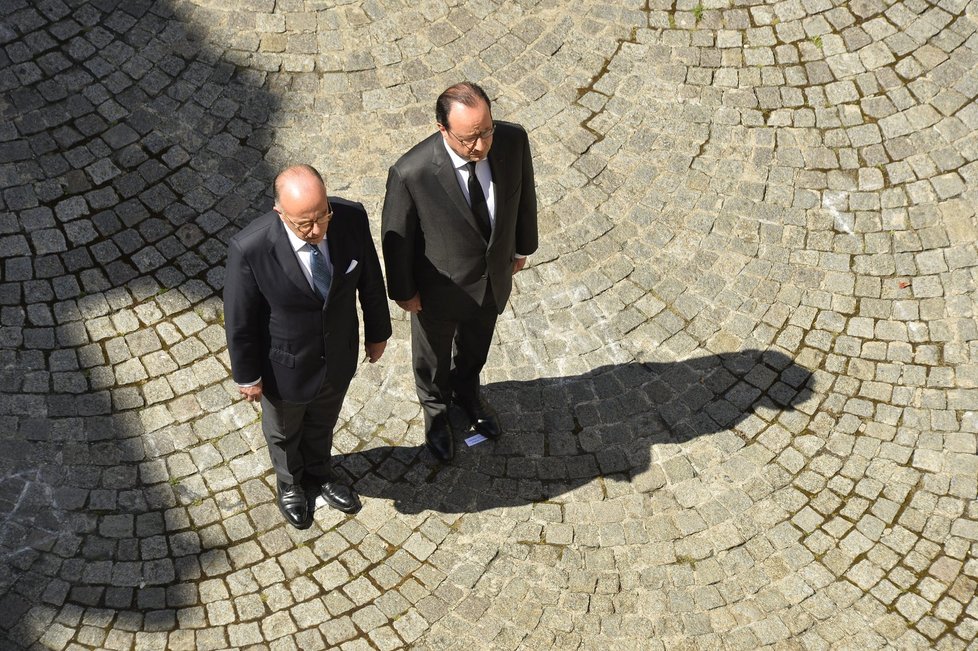 Francouzský prezident François Hollande a ministr vnitra Bernard Caneveuze drželi minutu ticha za oběti čtvrtečního útoku.