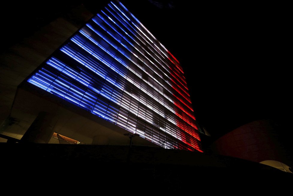 Některé budovy se zahalily do barev francouzské trikolory