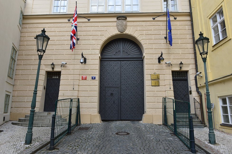 Budova velvyslanectví, zrovna tak i sídlo rezidence velvyslance, se nachází v Thunovském paláci na Malé Straně, prakticky přímo pod hradbami Pražského hradu.