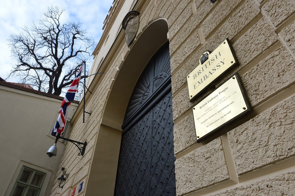 Budova velvyslanectví, zrovna tak i sídlo rezidence velvyslance, se nachází v Thunovském paláci na Malé Straně, prakticky přímo pod hradbami Pražského hradu.