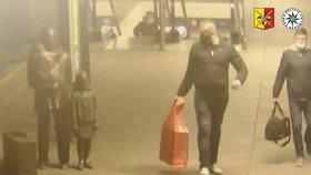 Vandal poničil sochu sira Wintona na hlavním nádraží, rozbil mu brýle. Policie hledá dva muže
