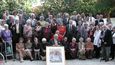 Sir Nicholas Winton na oslavě 95. narozenin 18. května 2004 v budově českého velvyslanectví v Londýně spolu s mnohými z 669 lidí, kterým ještě jako dětem zachránil před válkou život. Portrét, který sir Winton dostal od zachráněných jako dárek, namalovala Mellissa Dringová.