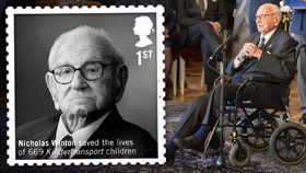 V Británii uctili Nicholase Wintona: Pošta vydala pamětní známku.
