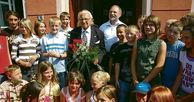 Sir Winton se přijel podívat do školy na Jindřichohradecku, která nese jeho jméno