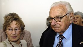 Brit Nicholas Winton s Věrou Gissingovou v pražském Kongresovém centru, kde se 9. října 2007 v rámci besedy se studenty setkal s některými ze "svých dětí". Winton v předvečer druhé světové války odvezl z bývalého Československa 669 převážně židovských dětí, a tím jim zachránil život.