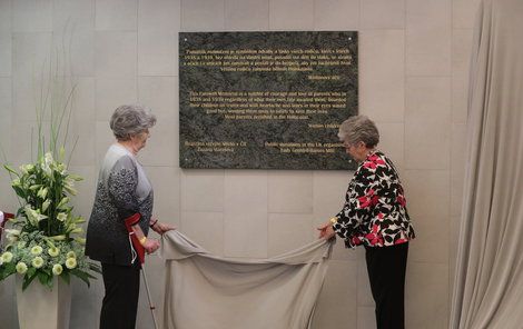 Zuzana Marešová (vlevo) a lady Milena Grenfell-Baines odhalují Památník rozloučení.