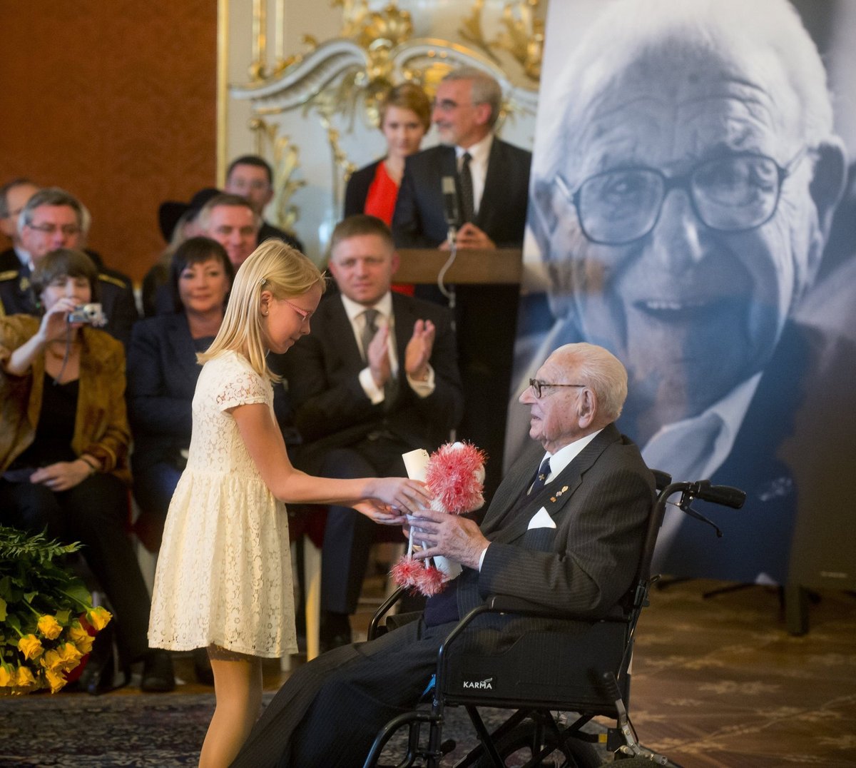 Nicholas Winton (105) převzal Řád bílého lva. 