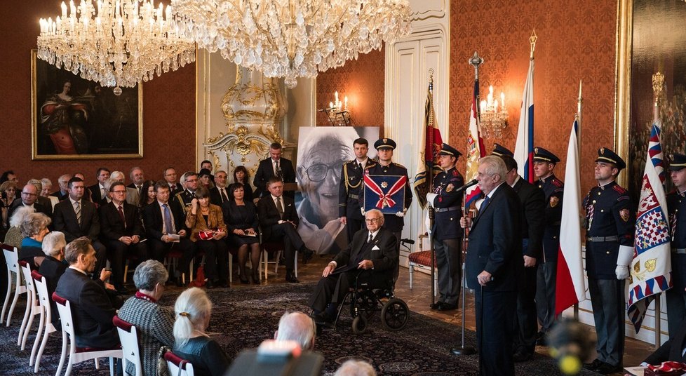 Prezident Miloš Zeman a sir Nicolas Winton během udílení nejvyššího státního vyznamenaní.