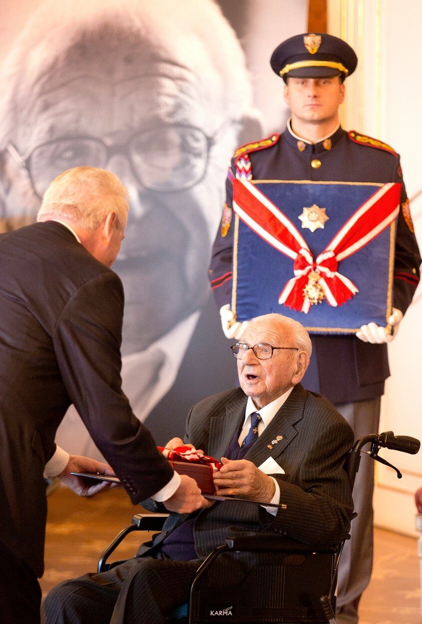 Prezident Miloš Zeman a sir Nicolas Winton během udílení nejvyššího státního vyznamenaní.