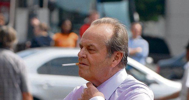 Hollywoodský herec Jack Nicholson je náruživý kuřák. Cigaretku si prostě neodpustí...