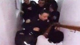 Policista mlátil studenta tak silně, až mu hlavou prorazil zeď.