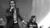 Dojemné video: Nick Cave, který přišel o syna, vytáhl z publika mini fanouška a nechal ho zpívat
