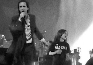 Nick Cave vytáhl při svém koncertu na pódium malého chlapce, kterého nechal zpívat a tančit spolu s ním.