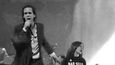 Nick Cave vytáhl při svém koncertu na pódium malého chlapce, kterého nechal zpívat a tančit spolu s ním