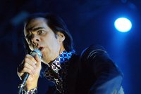 Nick Cave se ze smrti syna (†15) vyhrabává hudbou: Vrátil se na pódia a míří do Česka