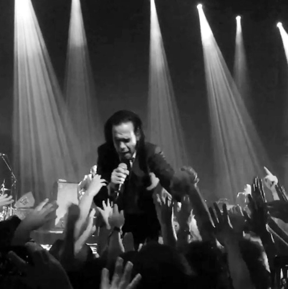 Nick Cave vytáhl při svém koncertu na pódium malého chlapce, kterého nechal zpívat a tančit spolu s ním.