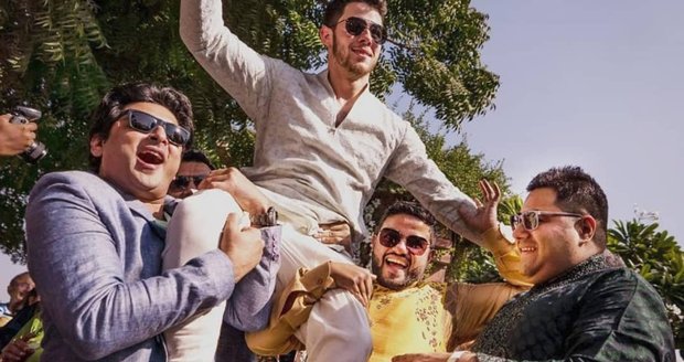 Nick Jonas během hinduistické svatby